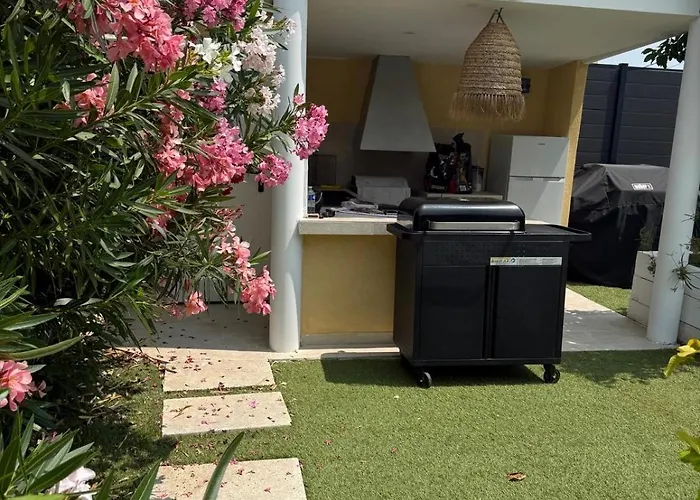Bas De Villa A 15 Min De Nice Avec Piscine